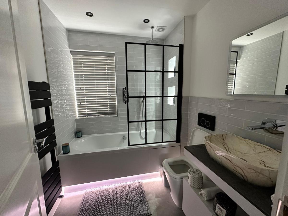 A Luxury 2 Bedroom Apartment บาร์เน็ท ภายนอก รูปภาพ
