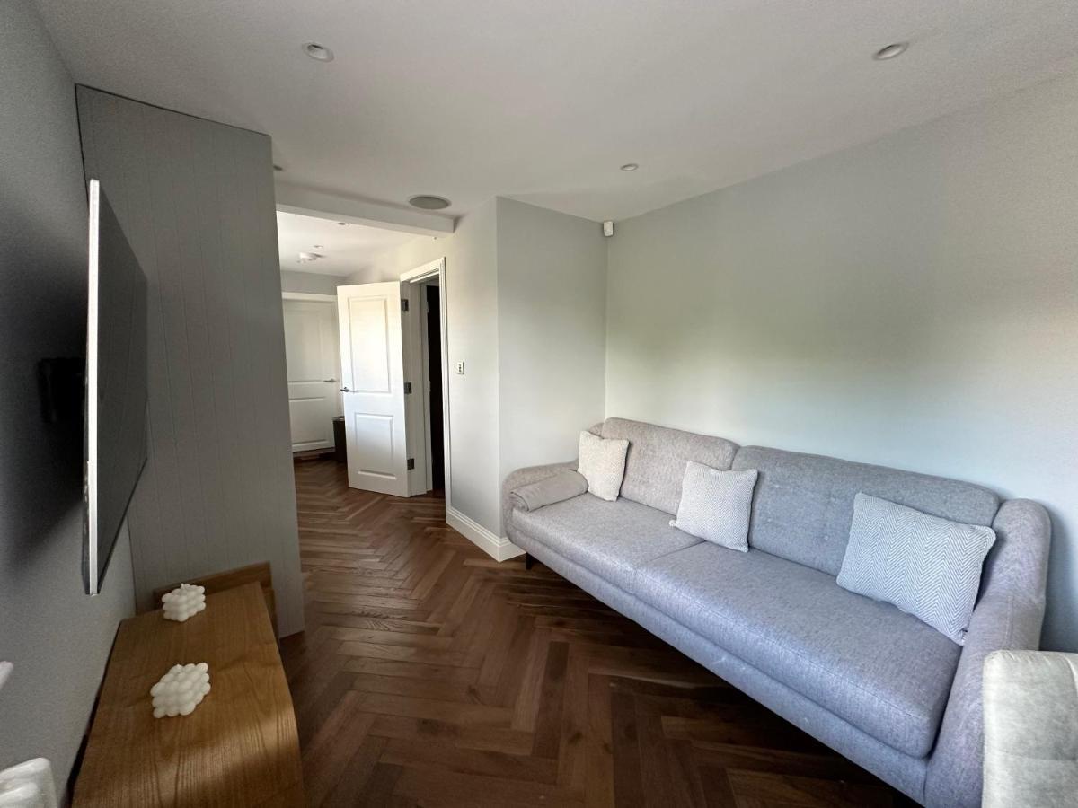 A Luxury 2 Bedroom Apartment บาร์เน็ท ภายนอก รูปภาพ