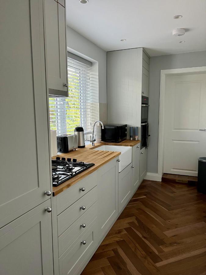 A Luxury 2 Bedroom Apartment บาร์เน็ท ภายนอก รูปภาพ